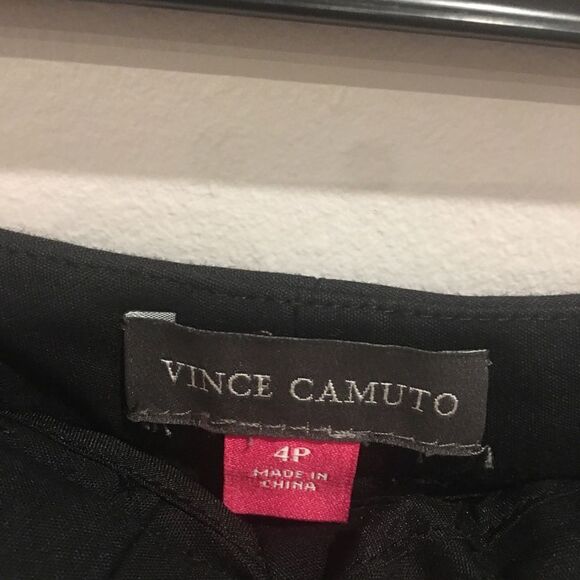 Vince Camuto size 4 petite black flat front Bermuda shorts - Picture 3 of 3